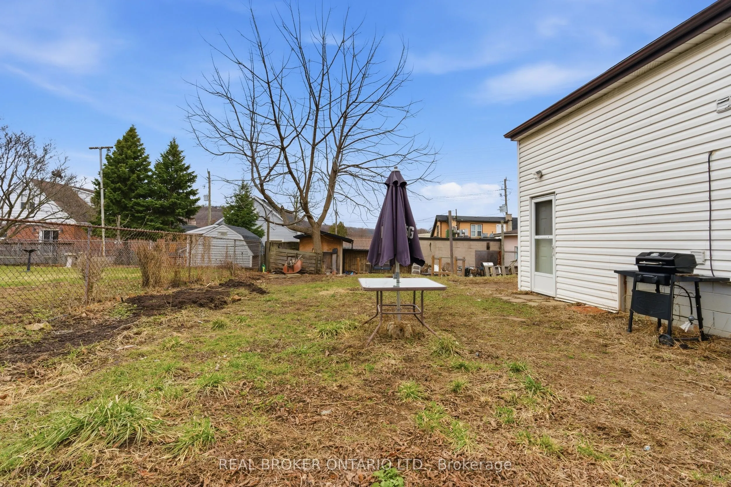 880 LAWRENCE Road