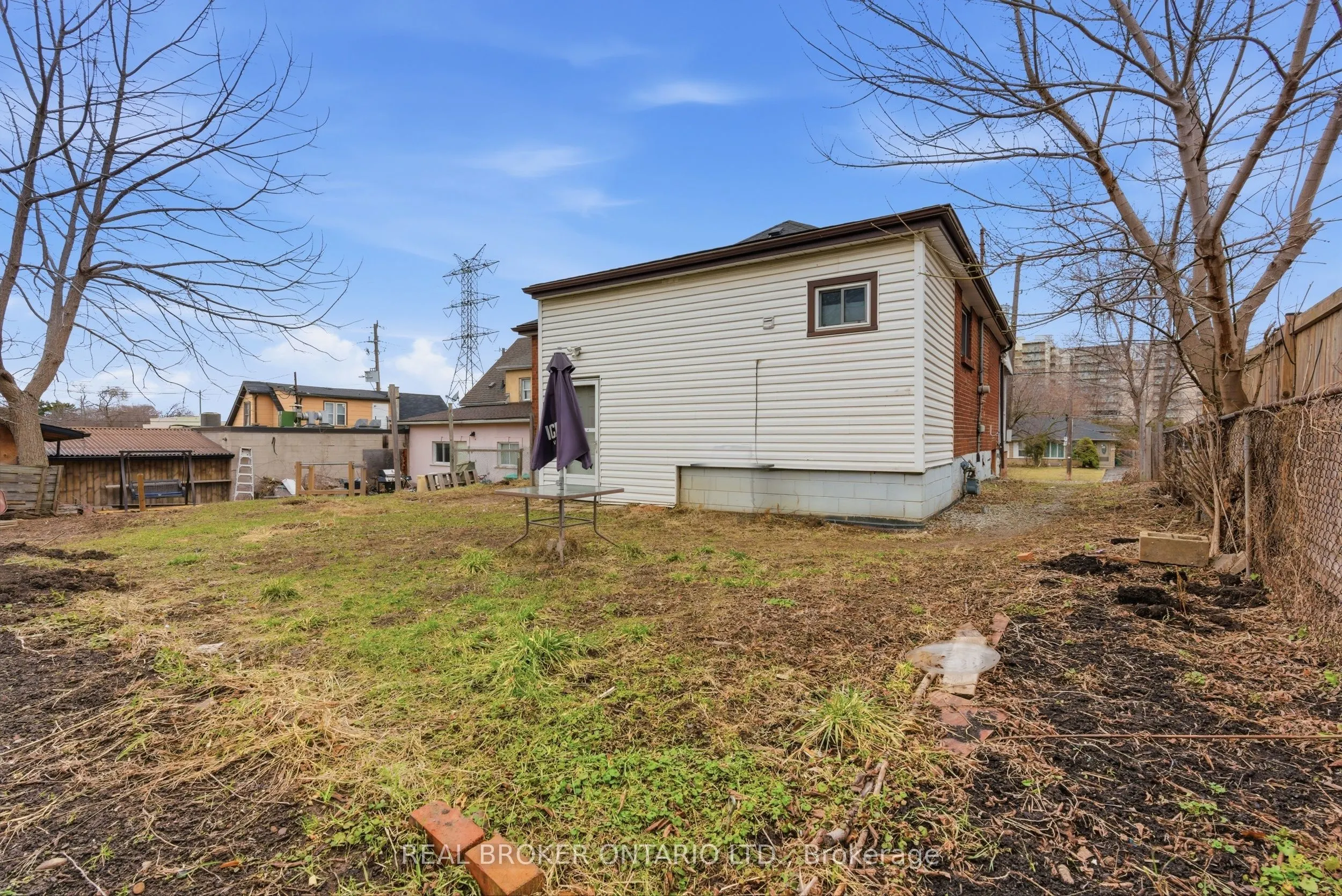 880 LAWRENCE Road
