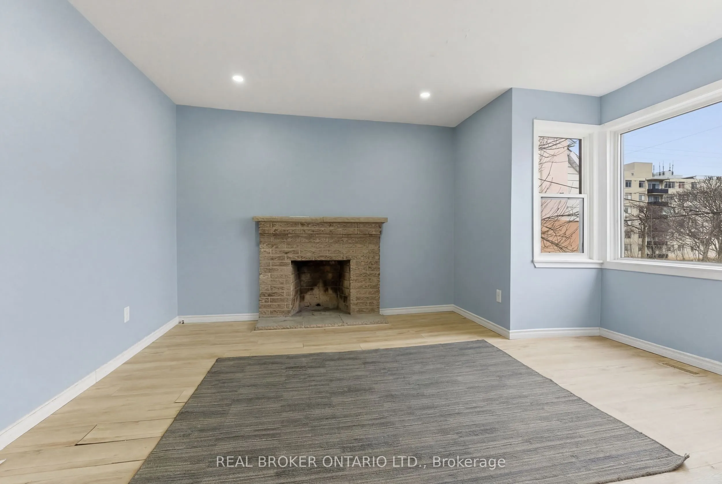 880 LAWRENCE Road
