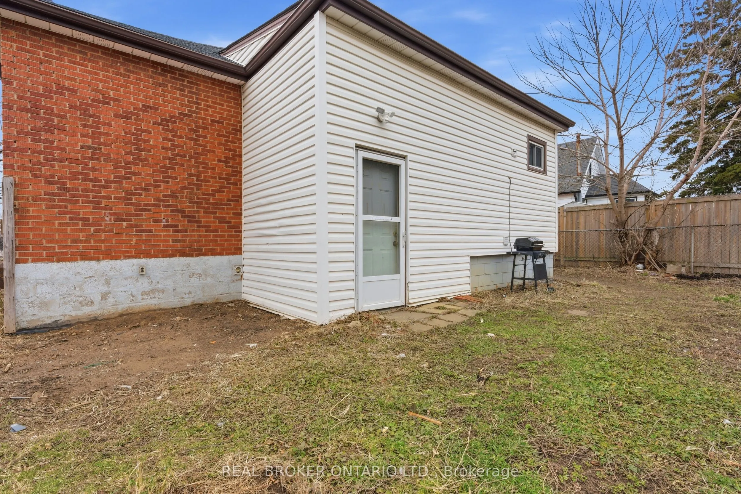 880 LAWRENCE Road