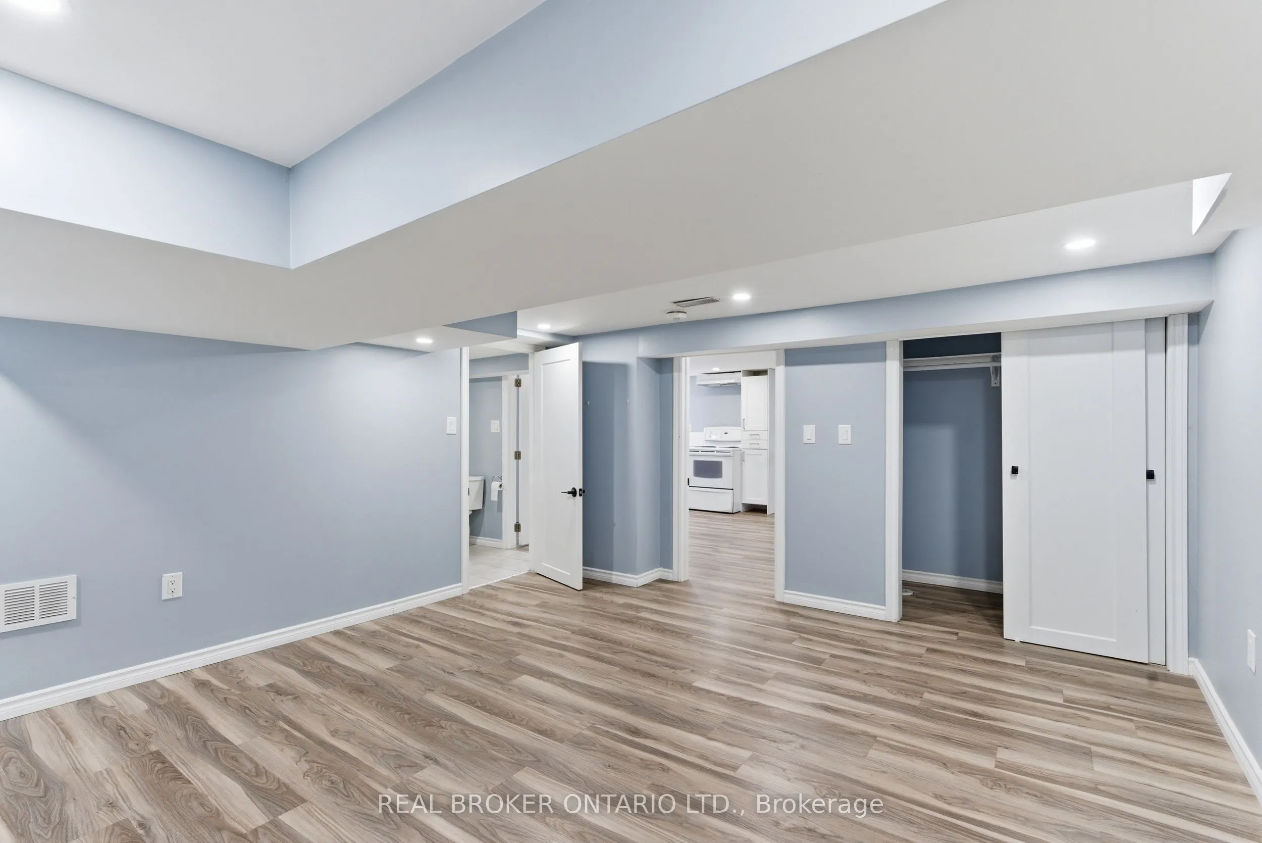 880 LAWRENCE Road