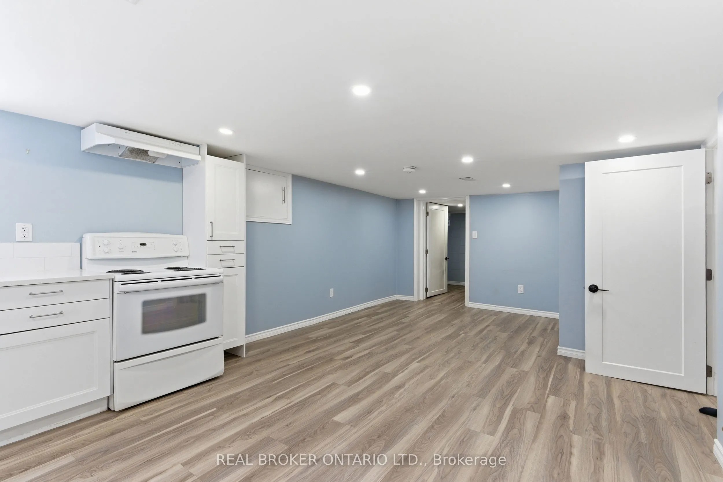 880 LAWRENCE Road