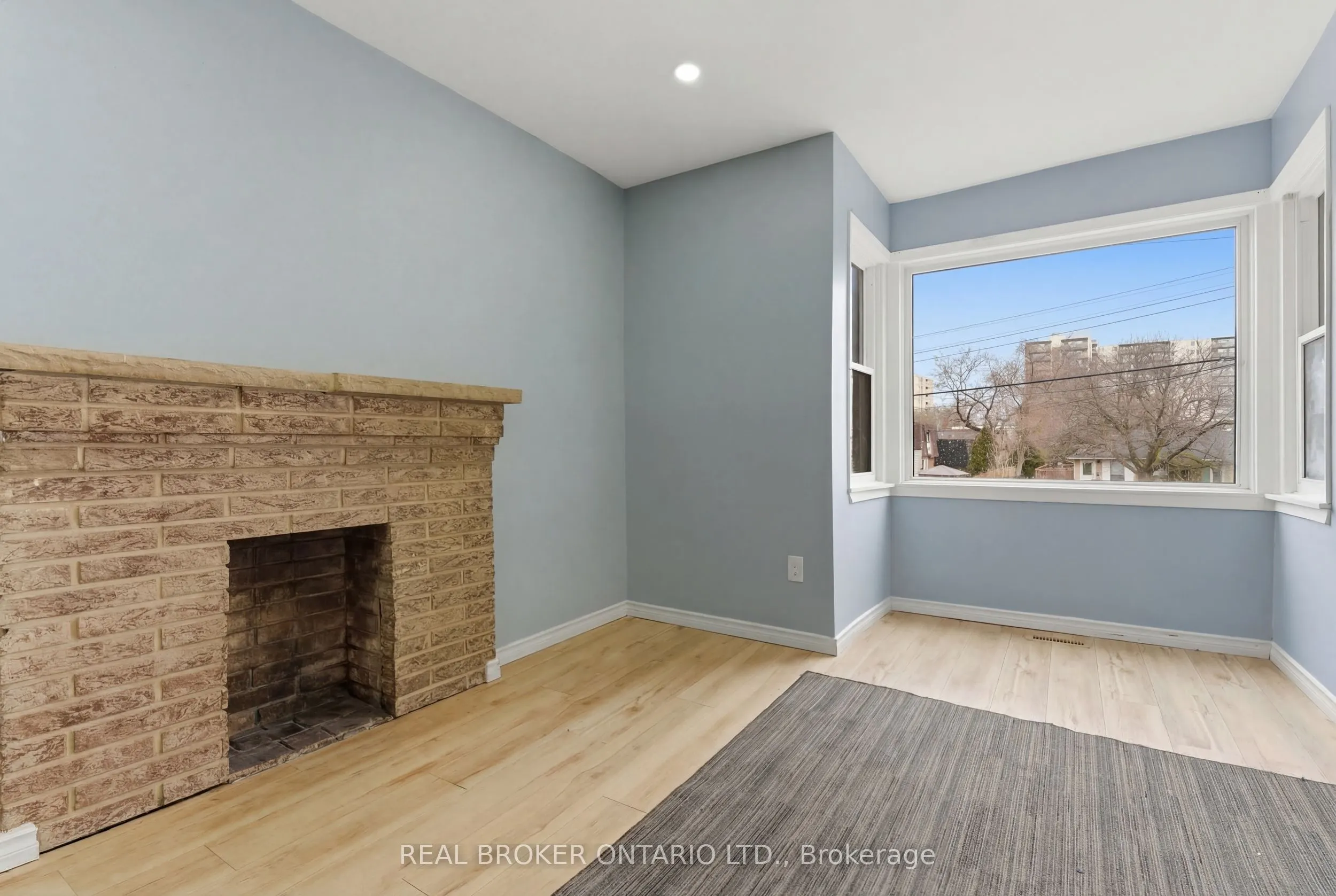880 LAWRENCE Road