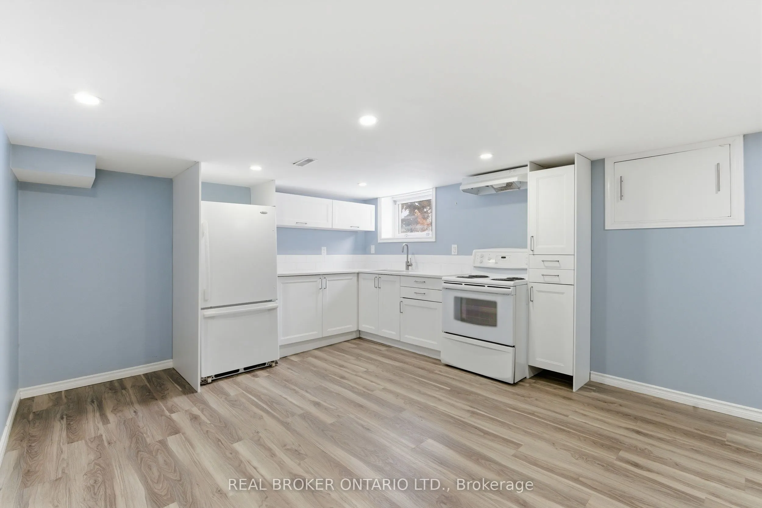 880 LAWRENCE Road