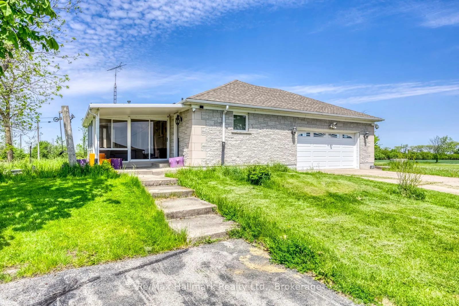232 Eighth Road E