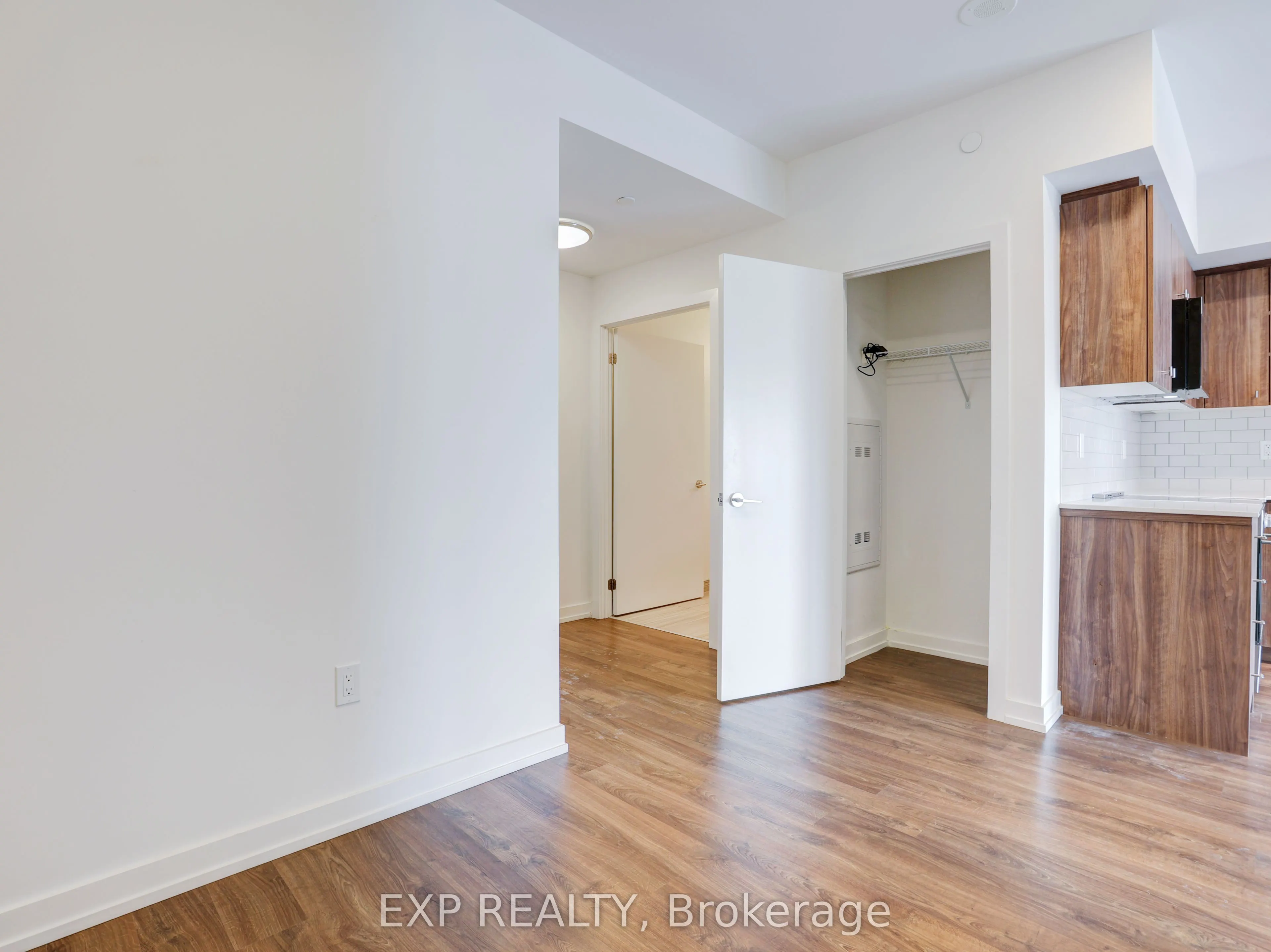 15 Wellington Street S #708