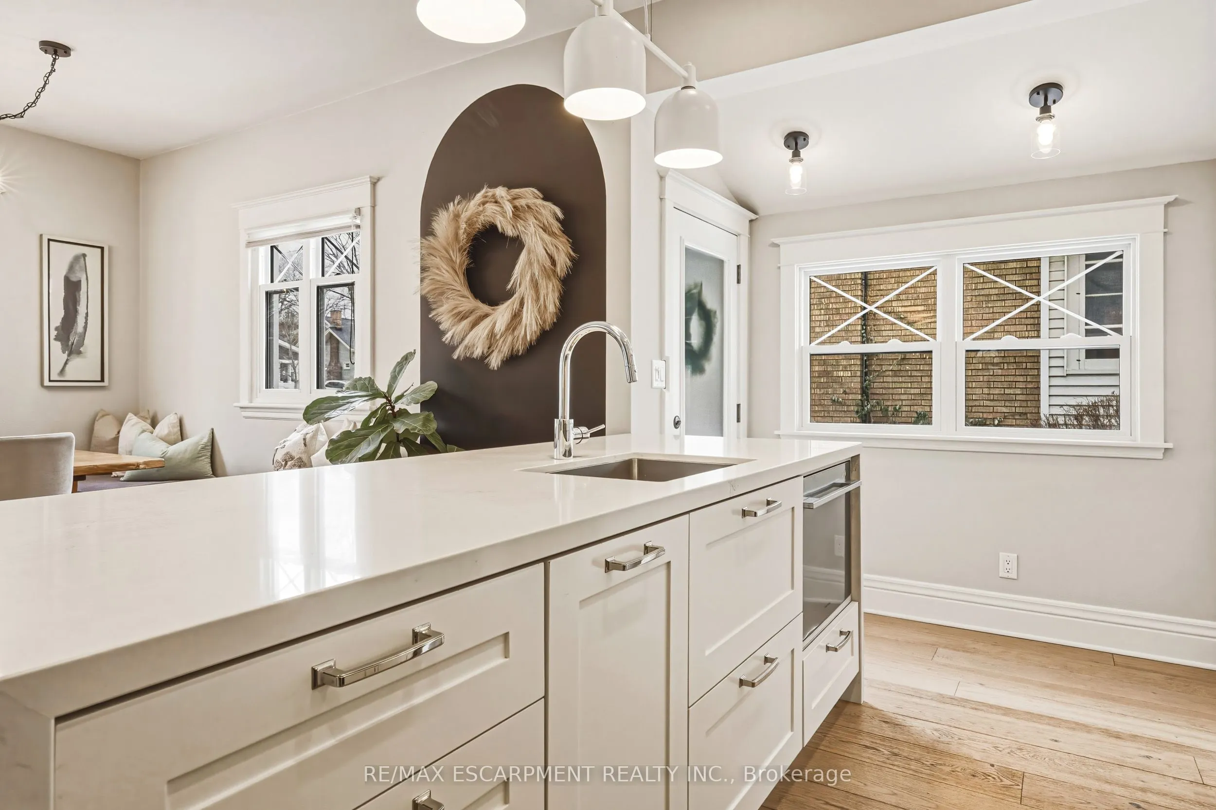 6 Nelles Boulevard
