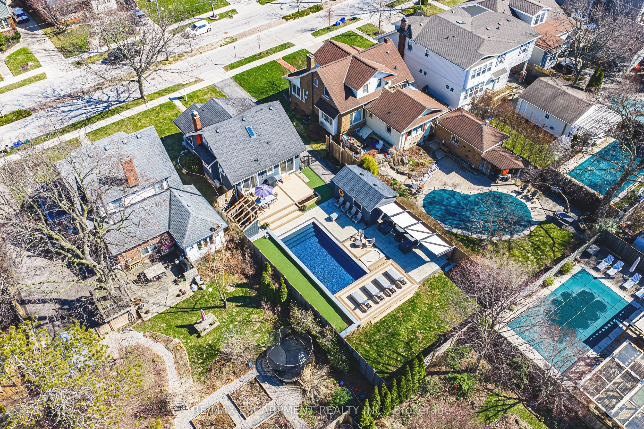 6 Nelles Boulevard