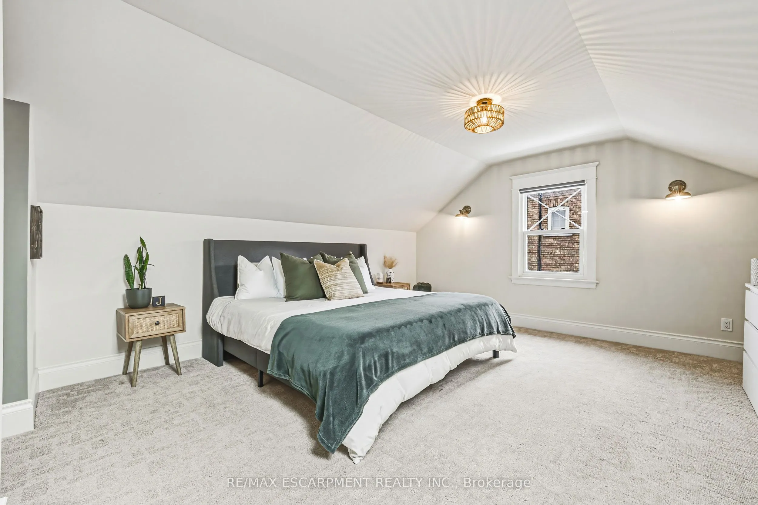 6 Nelles Boulevard