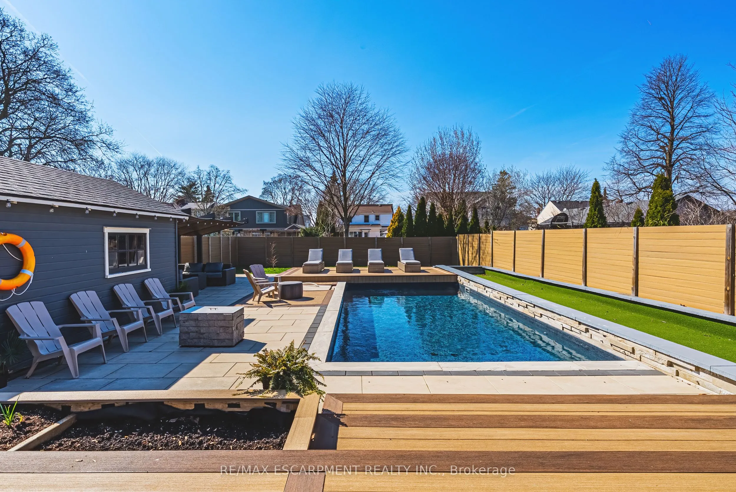 6 Nelles Boulevard