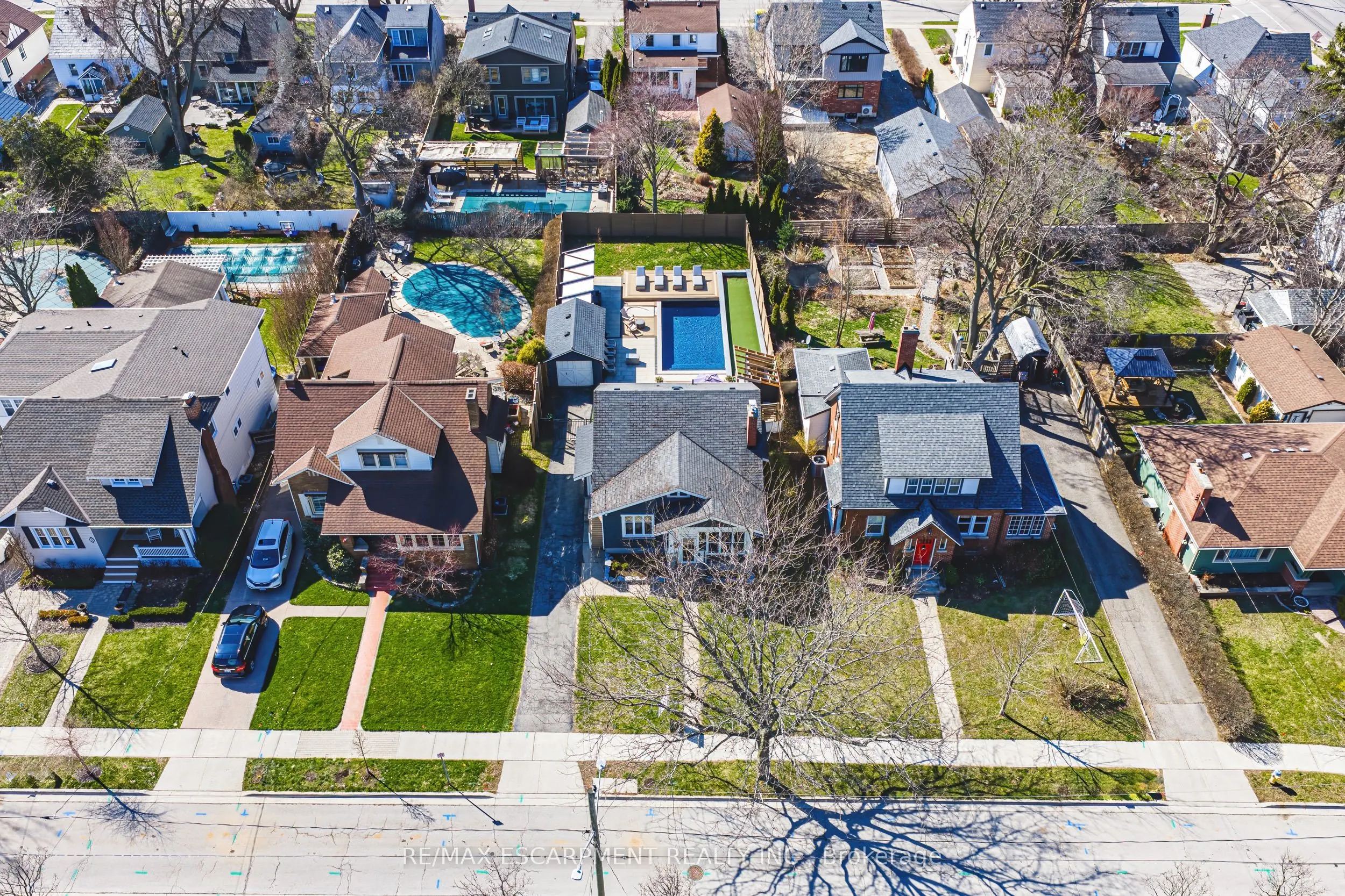 6 Nelles Boulevard