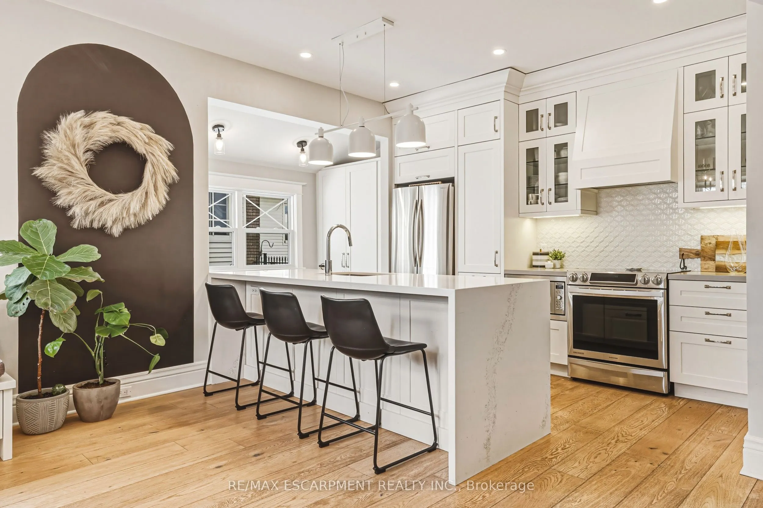 6 Nelles Boulevard