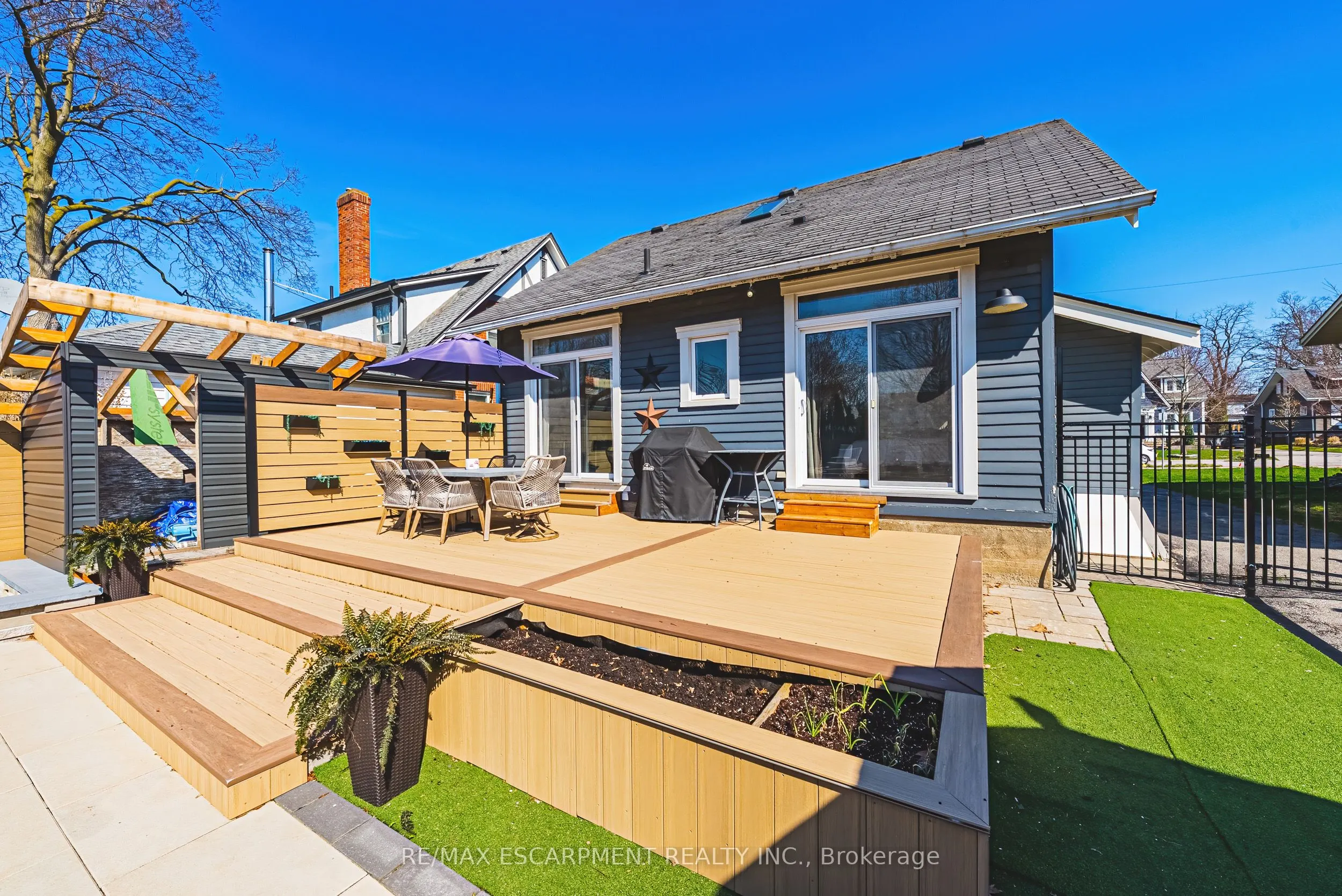 6 Nelles Boulevard
