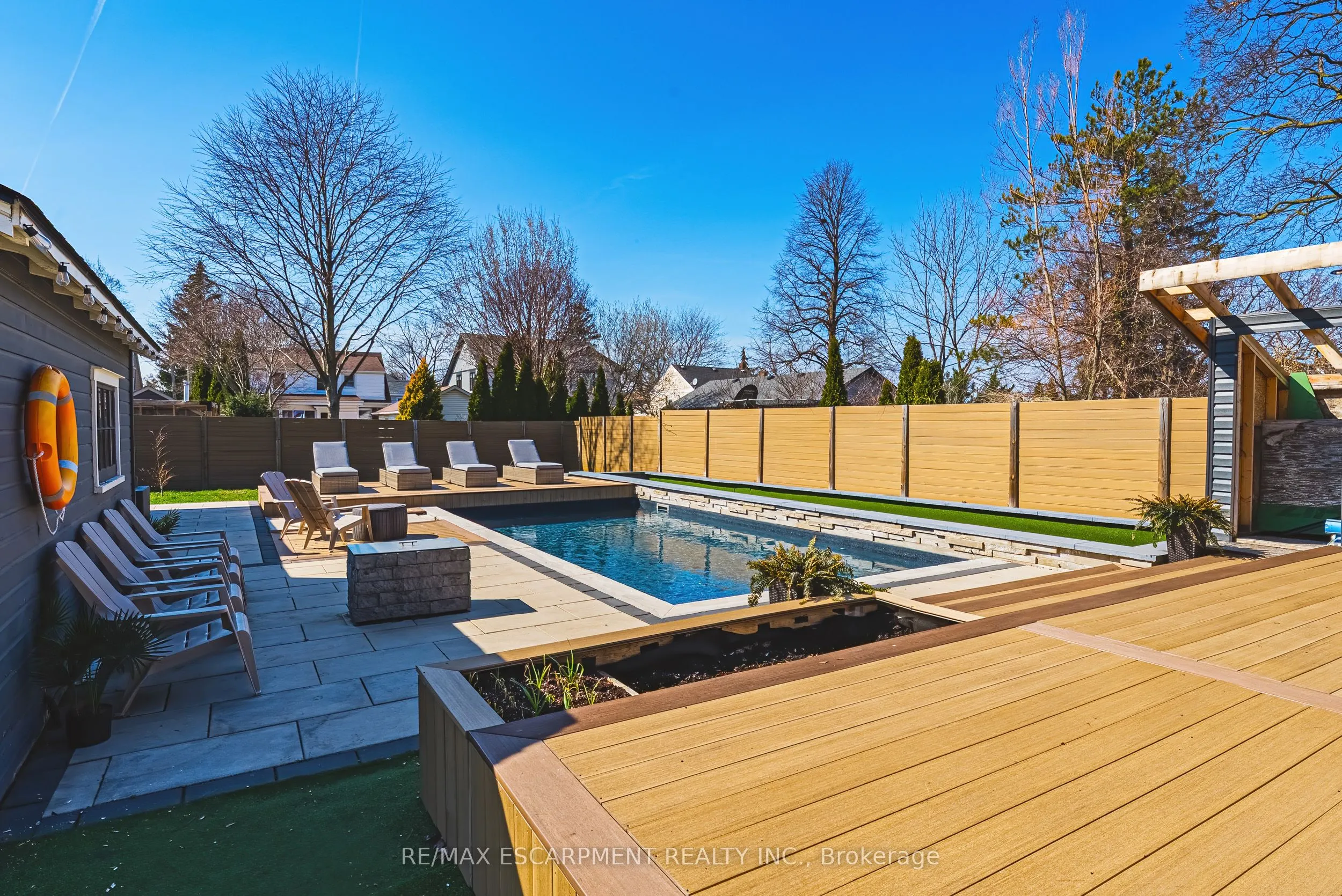 6 Nelles Boulevard