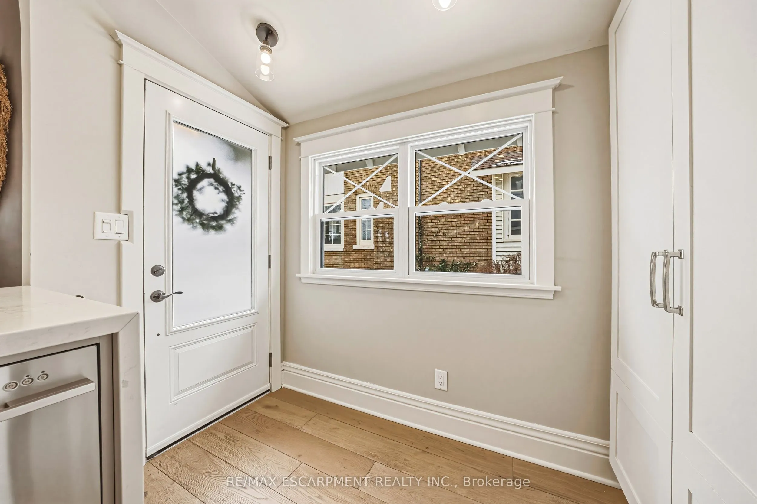 6 Nelles Boulevard