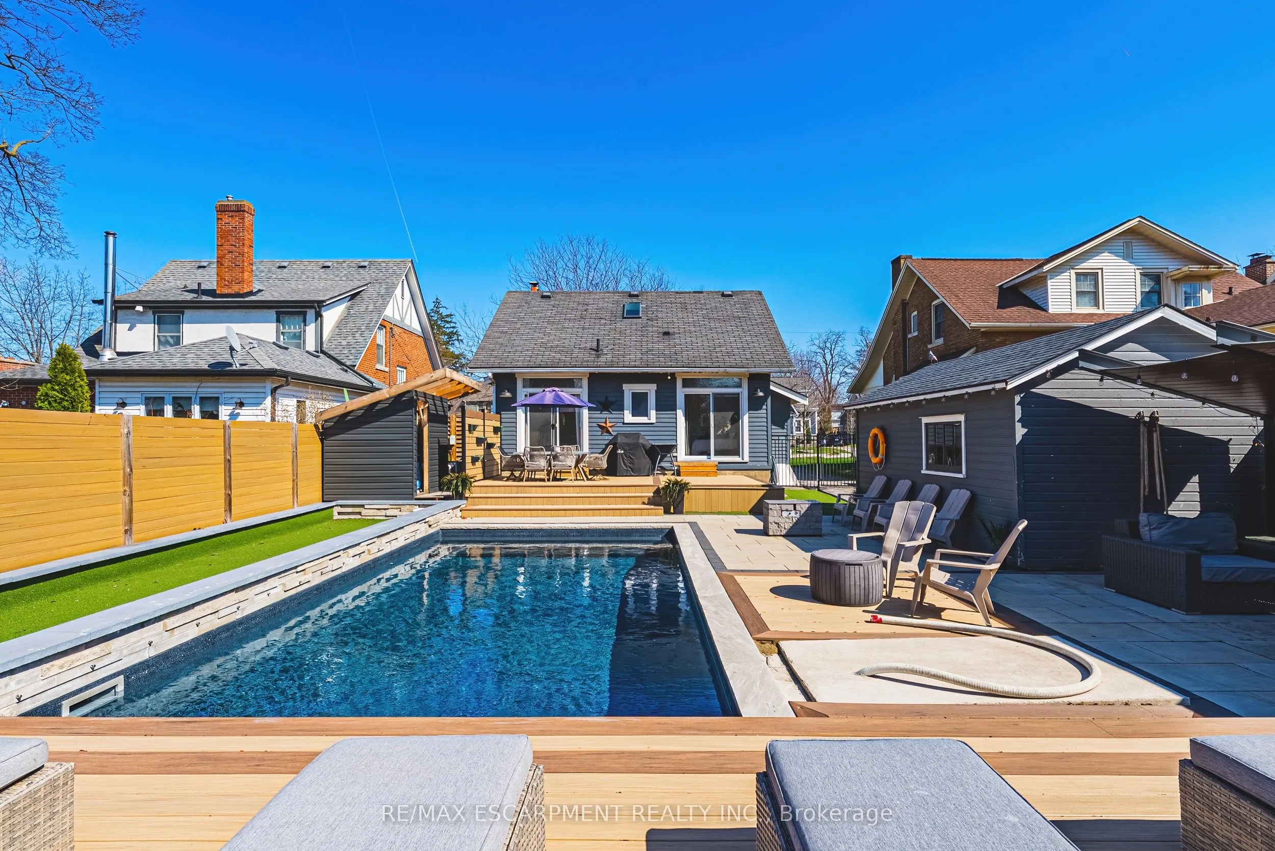 6 Nelles Boulevard