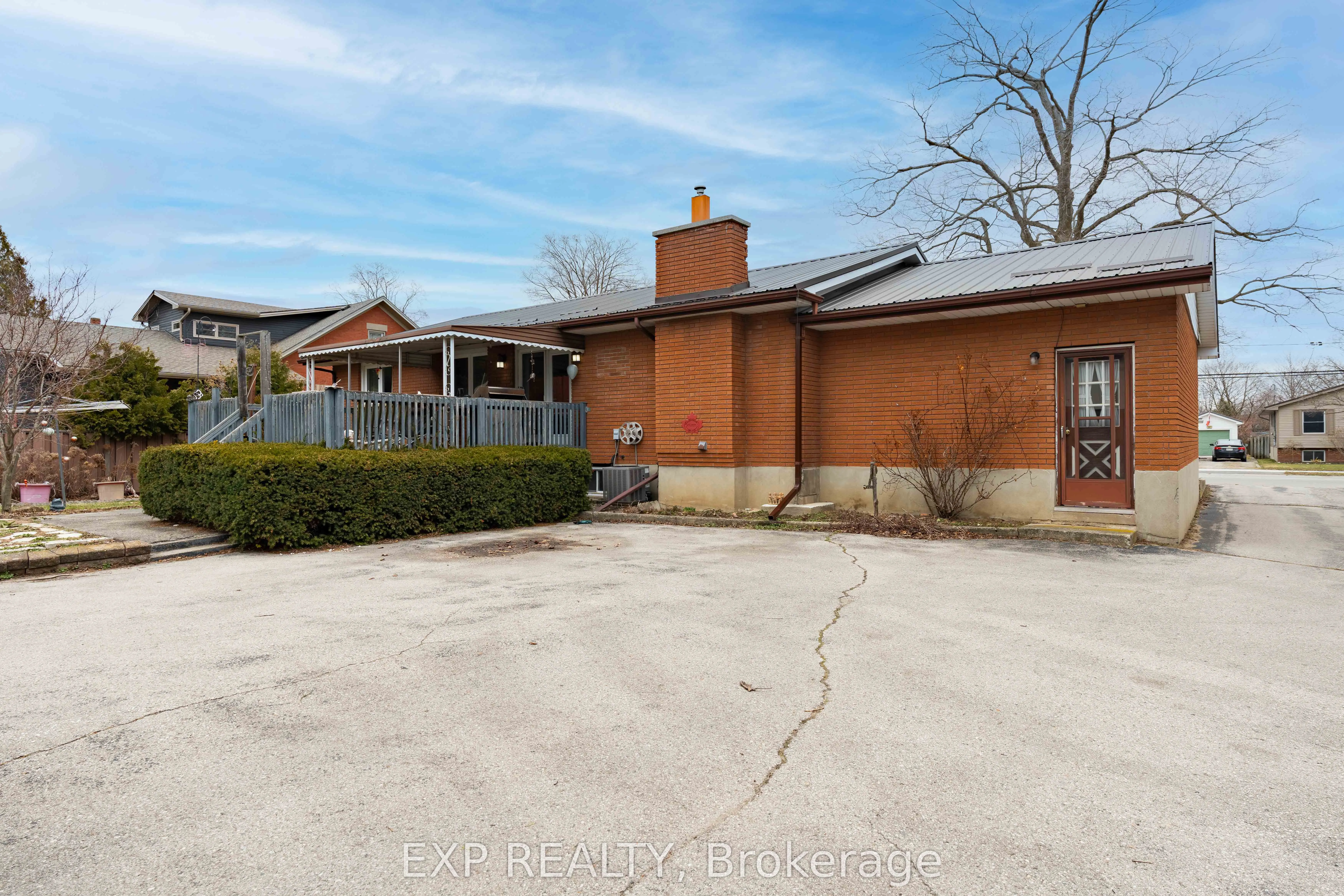 308 John Street S