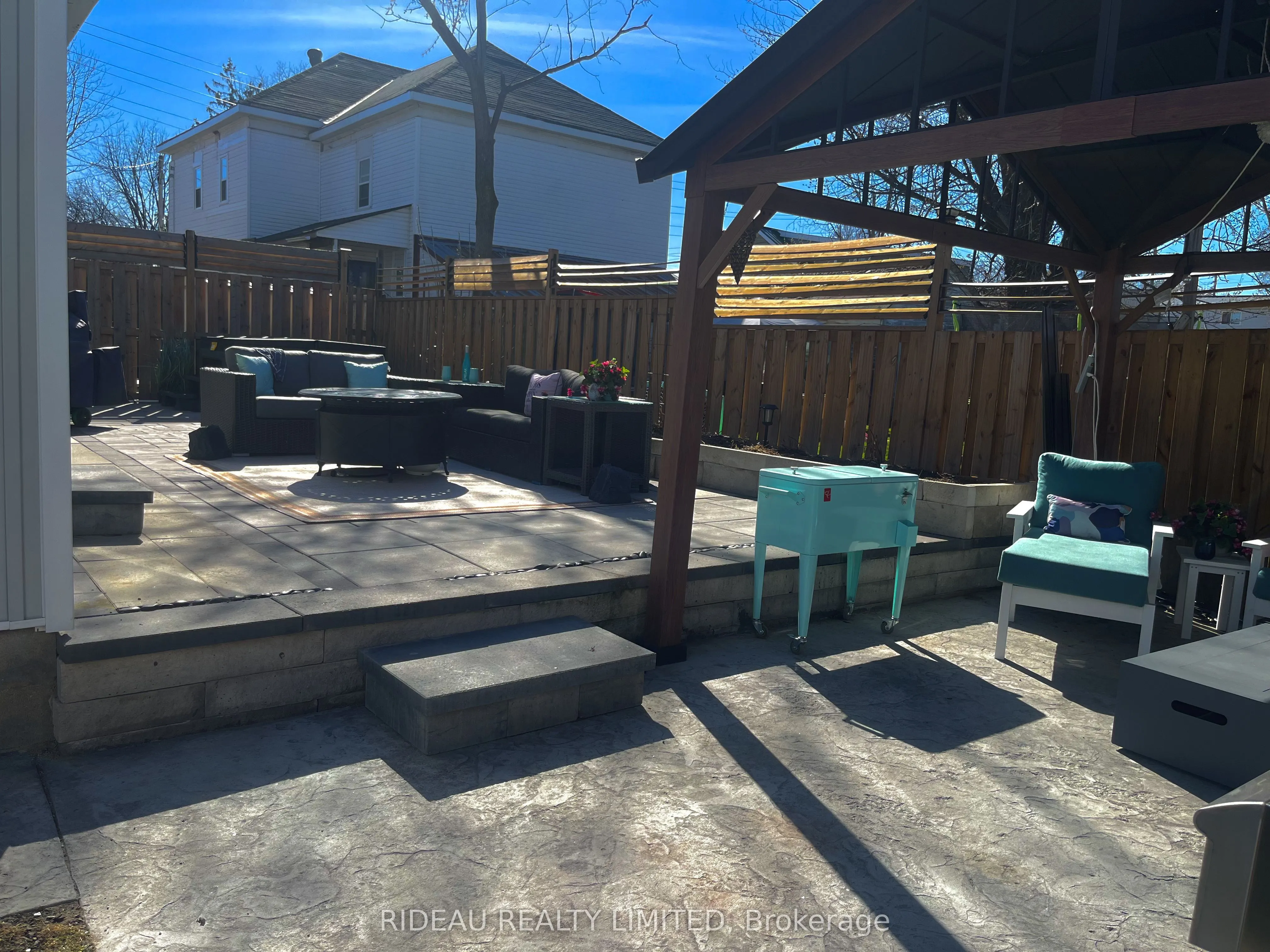 110 Main Street E