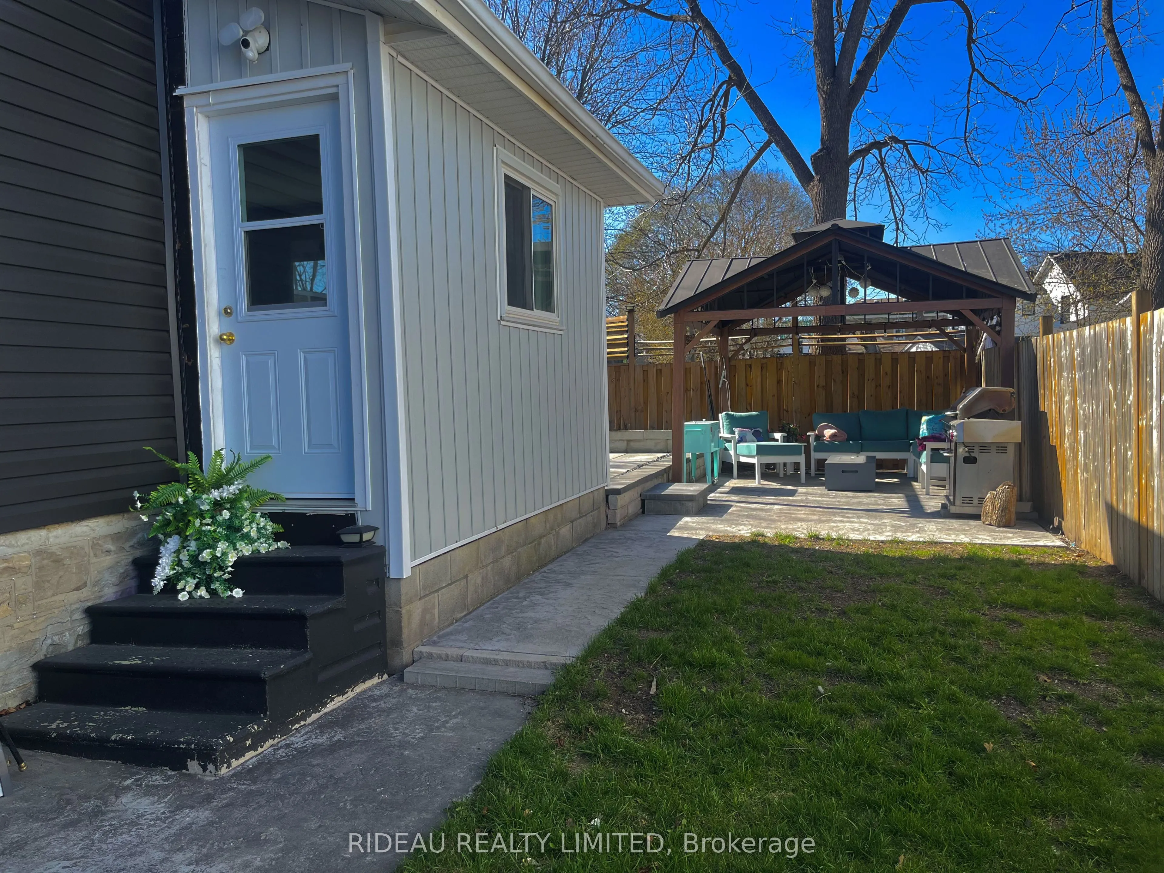 110 Main Street E