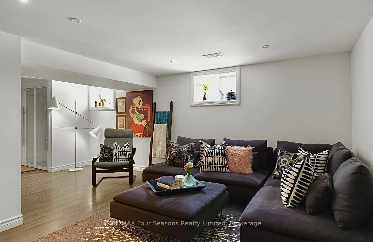 50 Amaranth Street W
