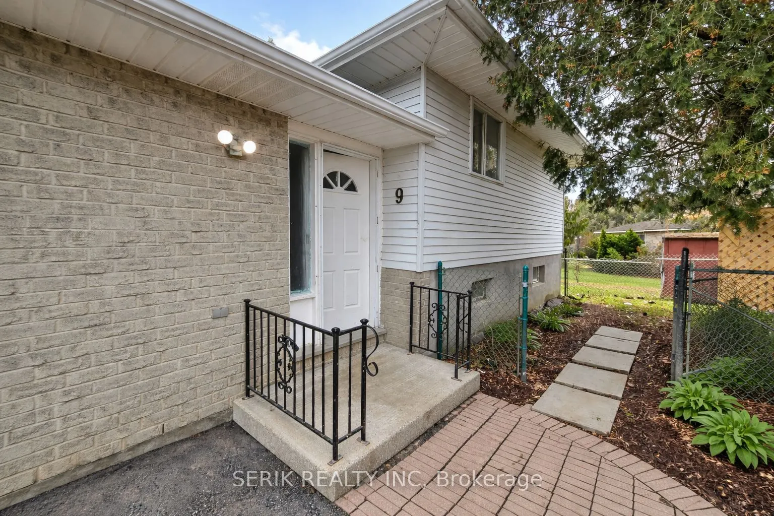 9 Camelot Crescent