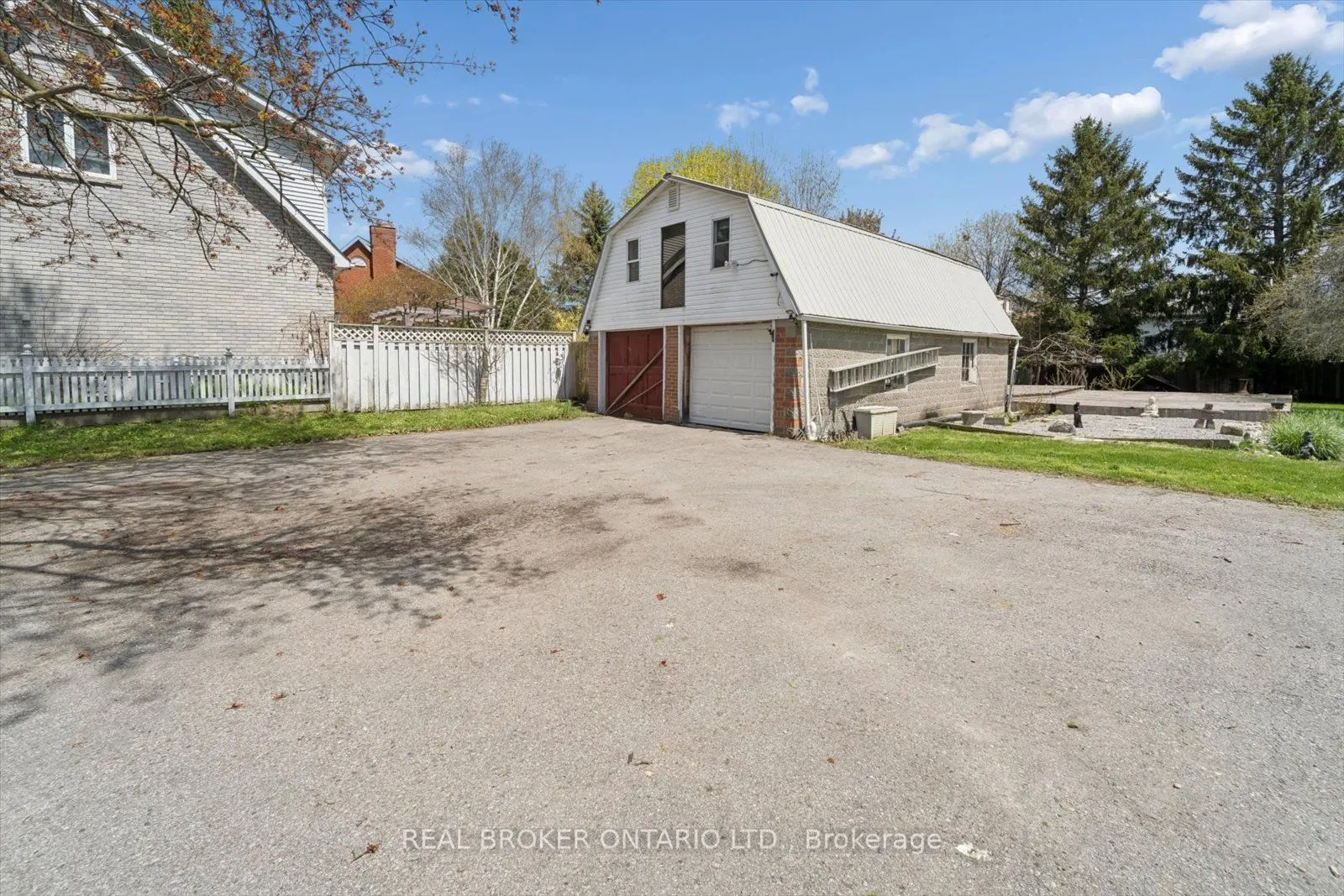 89 Rose Glen Road N