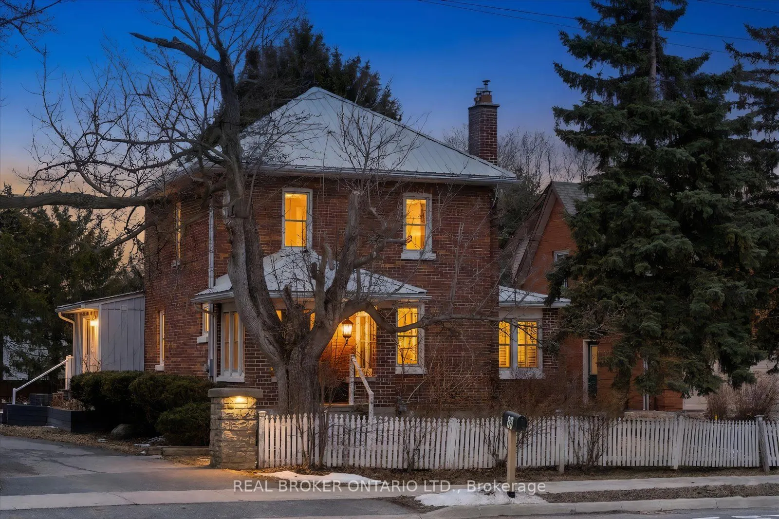 89 Rose Glen Road N