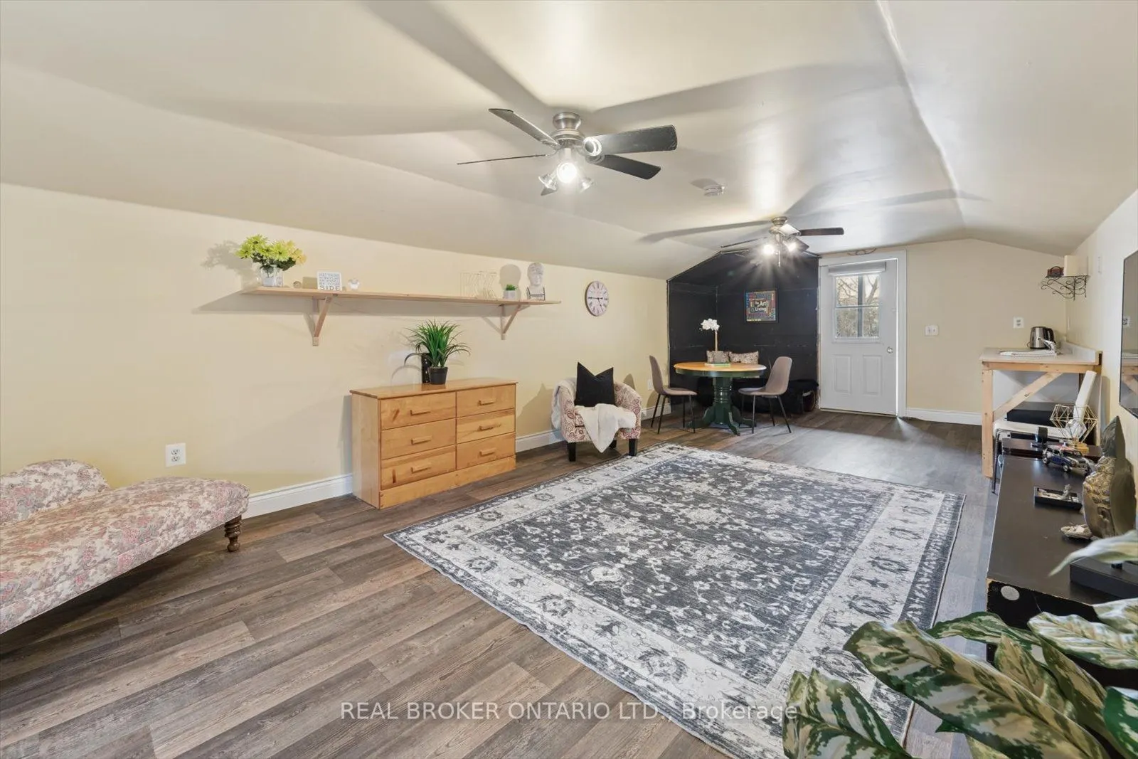 89 Rose Glen Road N