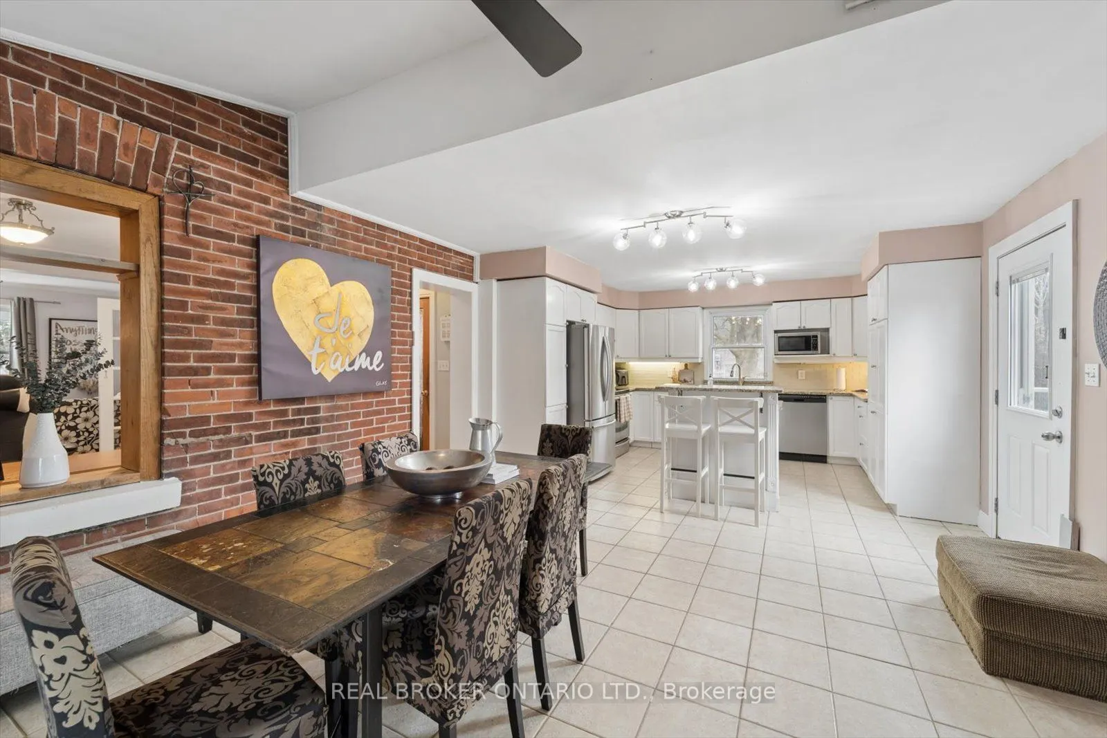 89 Rose Glen Road N