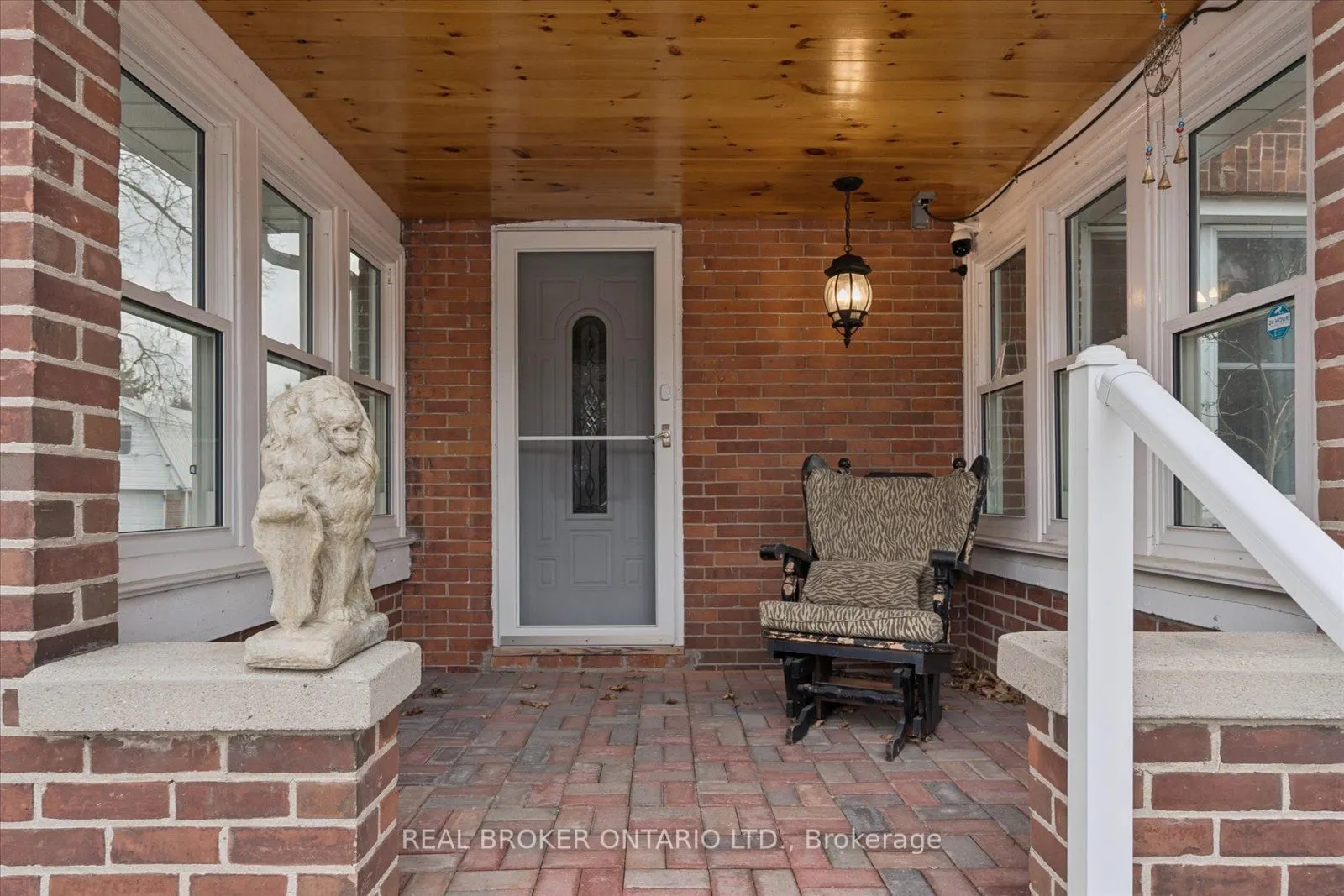 89 Rose Glen Road N
