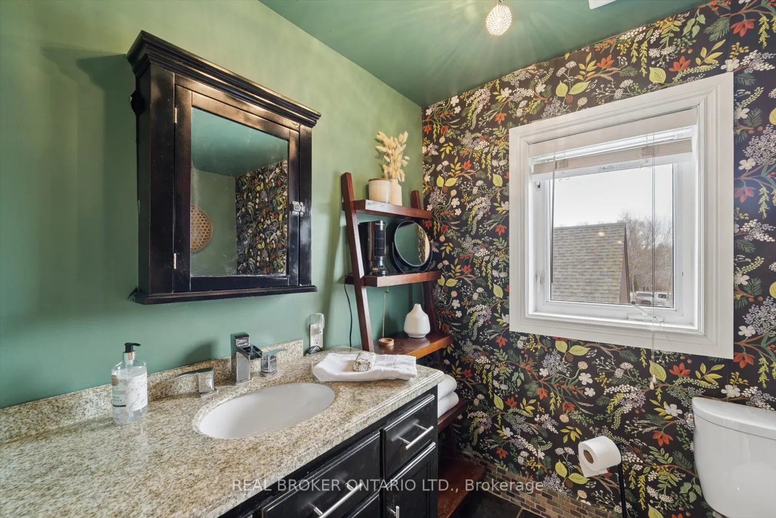 89 Rose Glen Road N