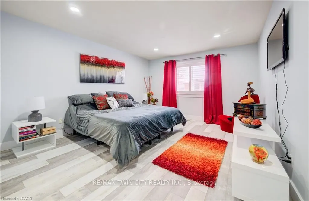 10 ISHERWOOD Avenue #18