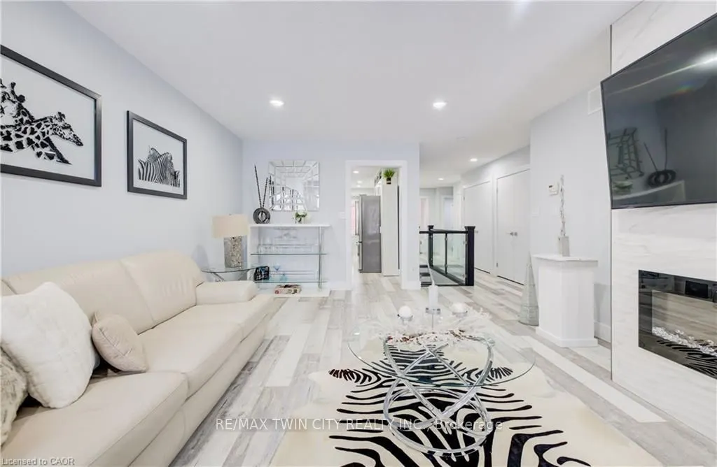 10 ISHERWOOD Avenue #18