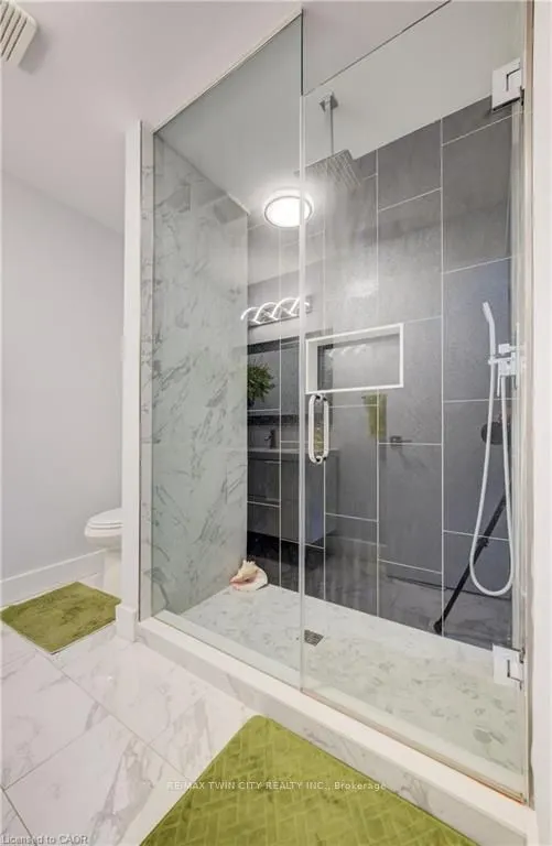 10 ISHERWOOD Avenue #18
