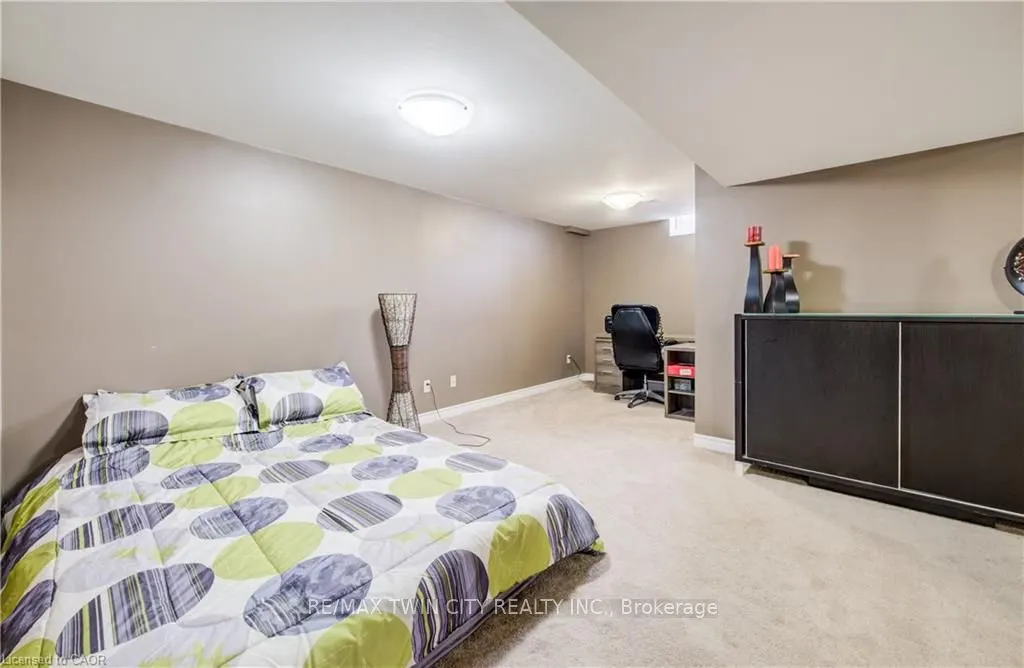 10 ISHERWOOD Avenue #18