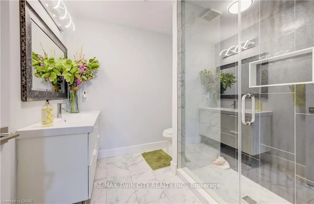 10 ISHERWOOD Avenue #18