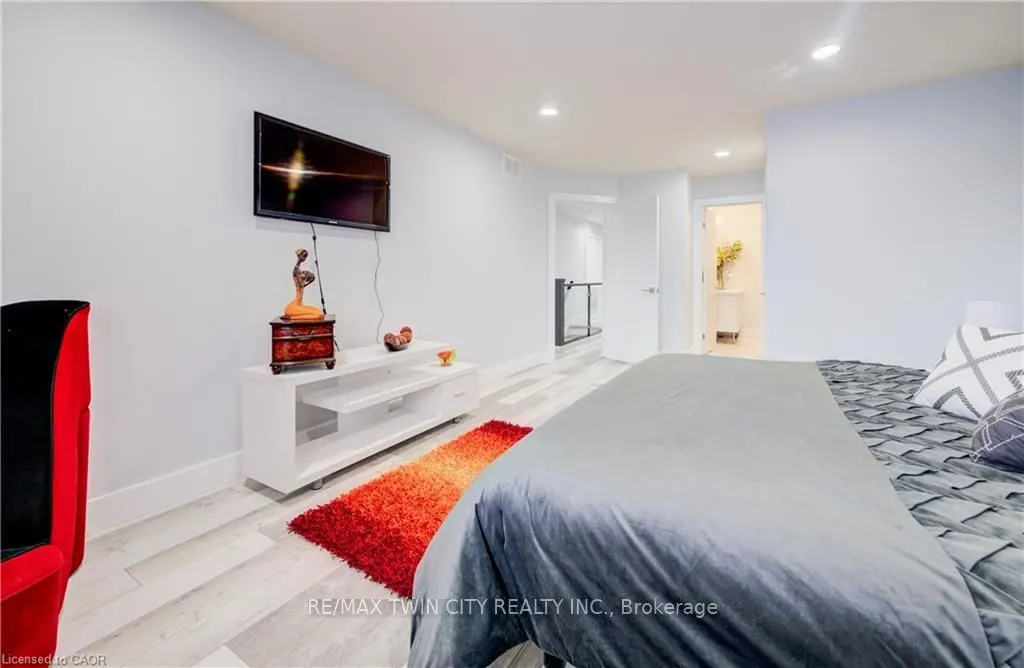 10 ISHERWOOD Avenue #18