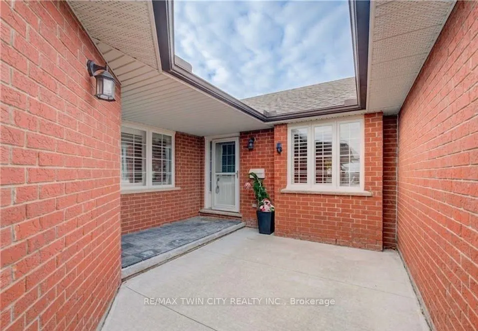 10 ISHERWOOD Avenue #18