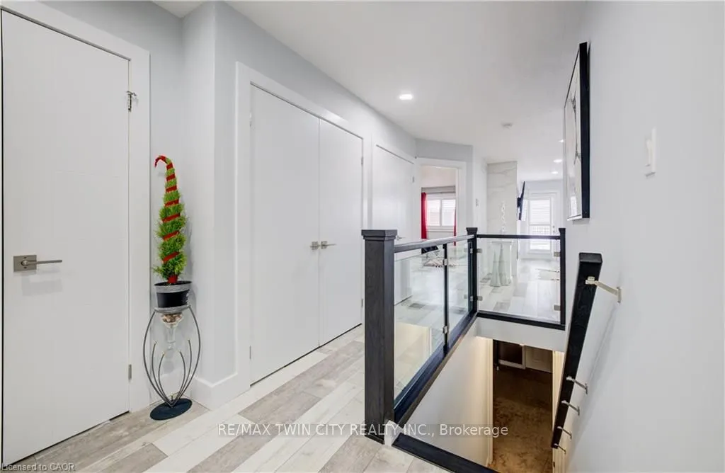 10 ISHERWOOD Avenue #18