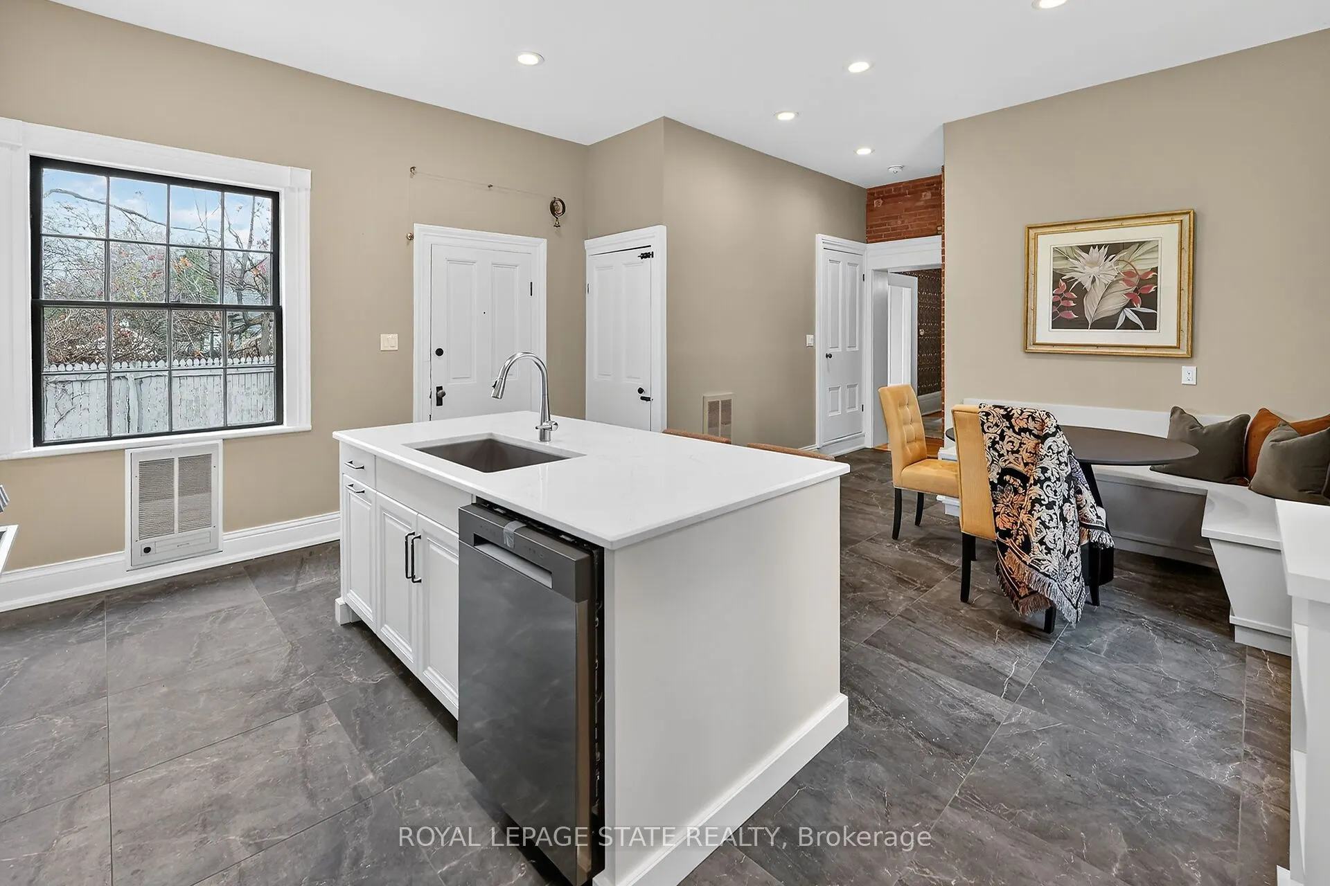 262 Main Street W