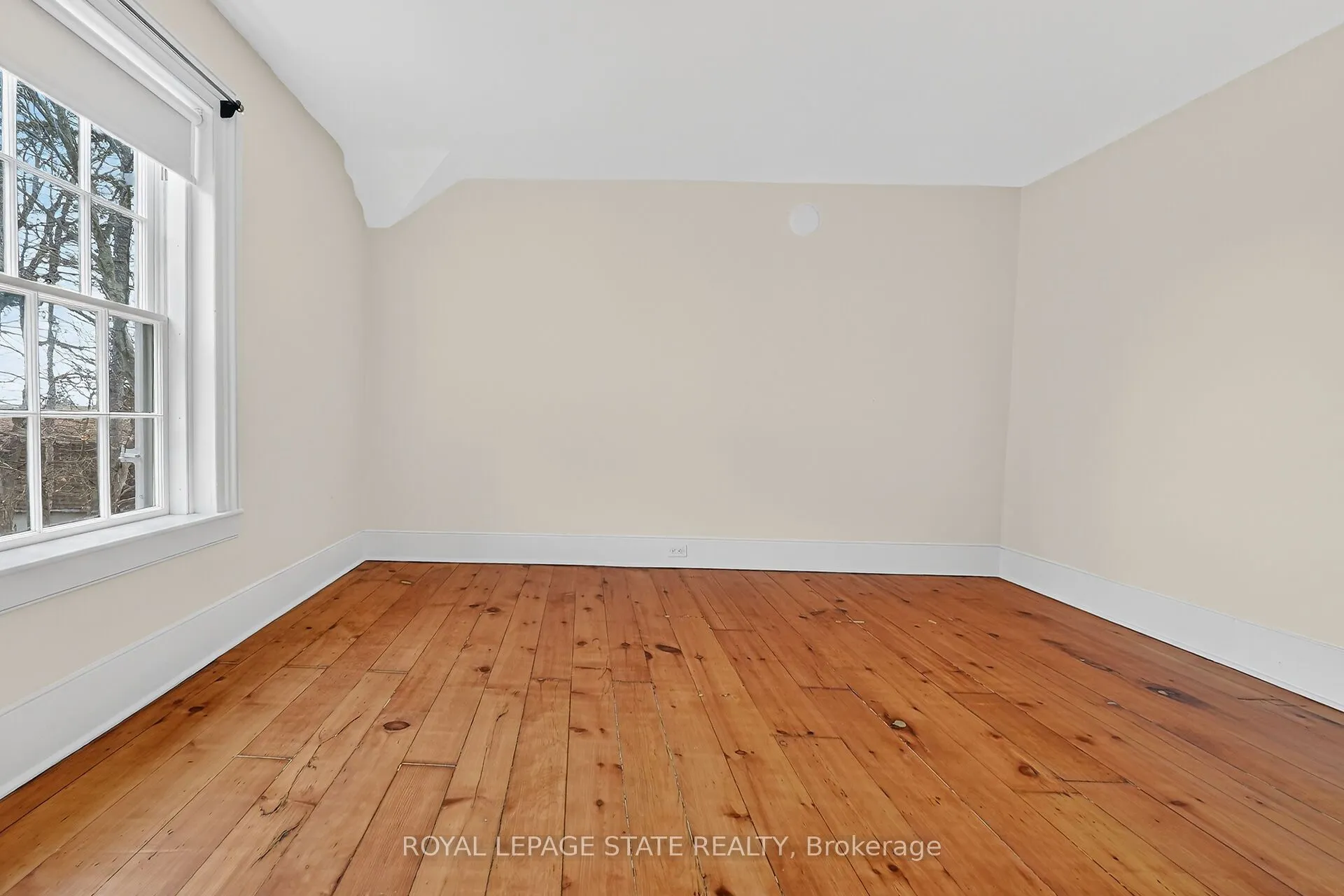 262 Main Street W