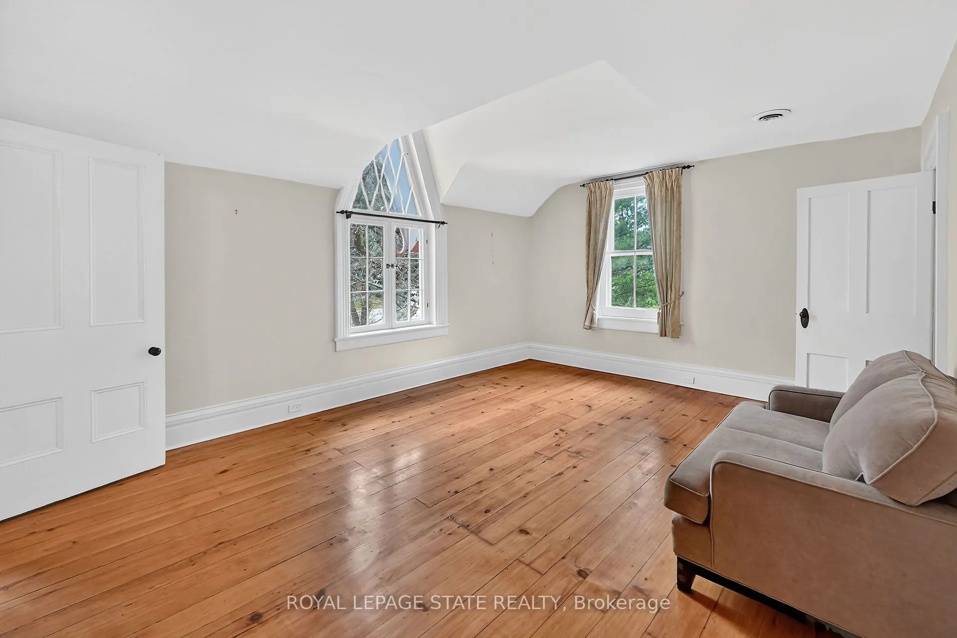 262 Main Street W