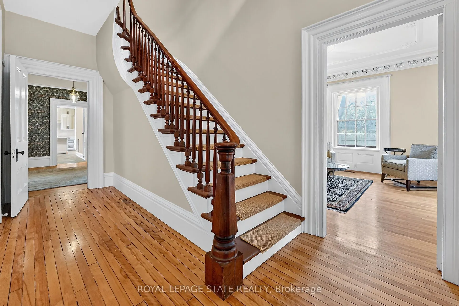 262 Main Street W