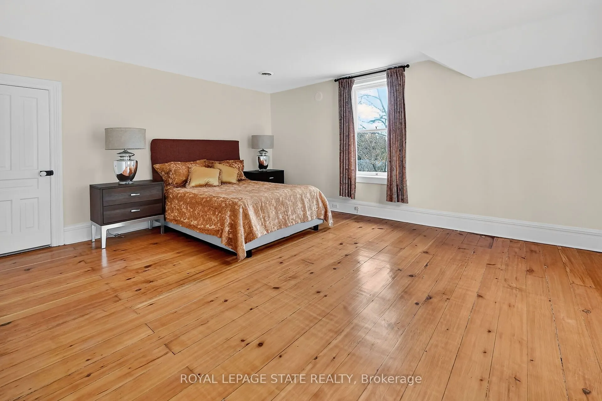 262 Main Street W