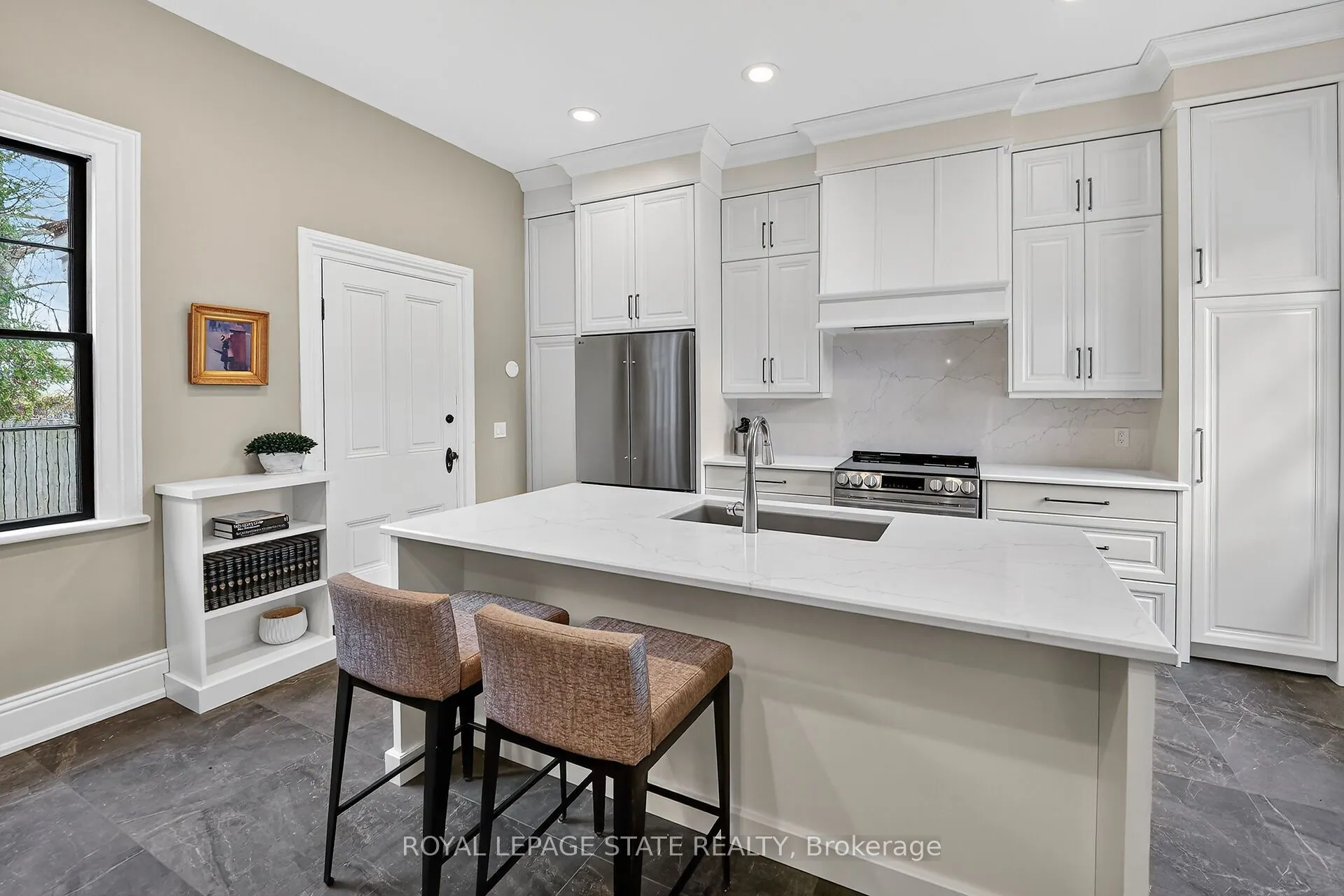 262 Main Street W