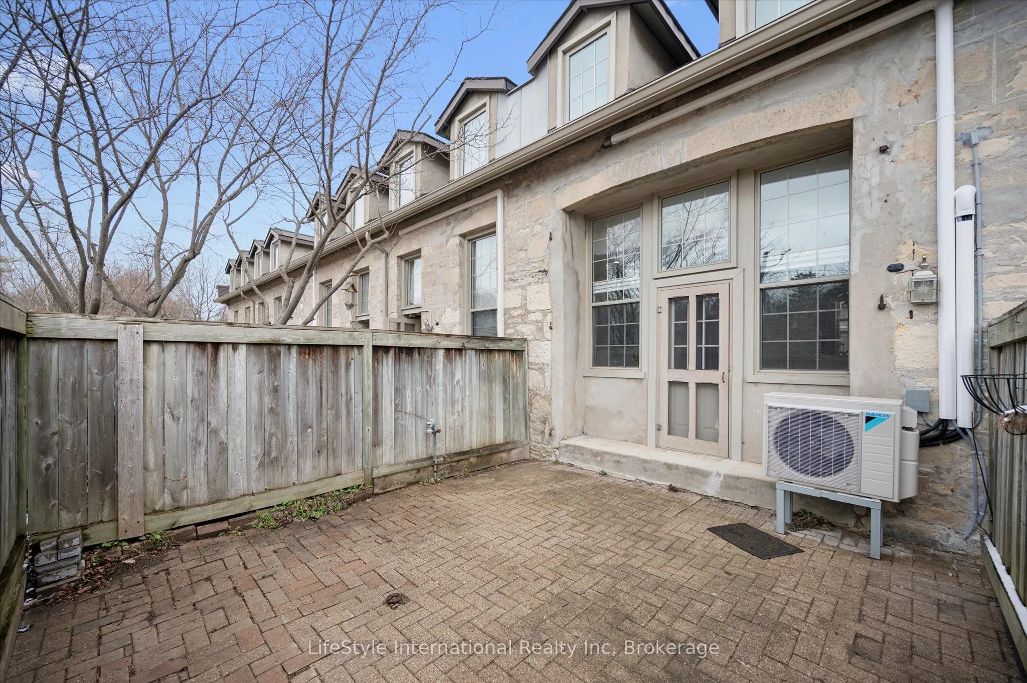 196 Arthur Street N #6