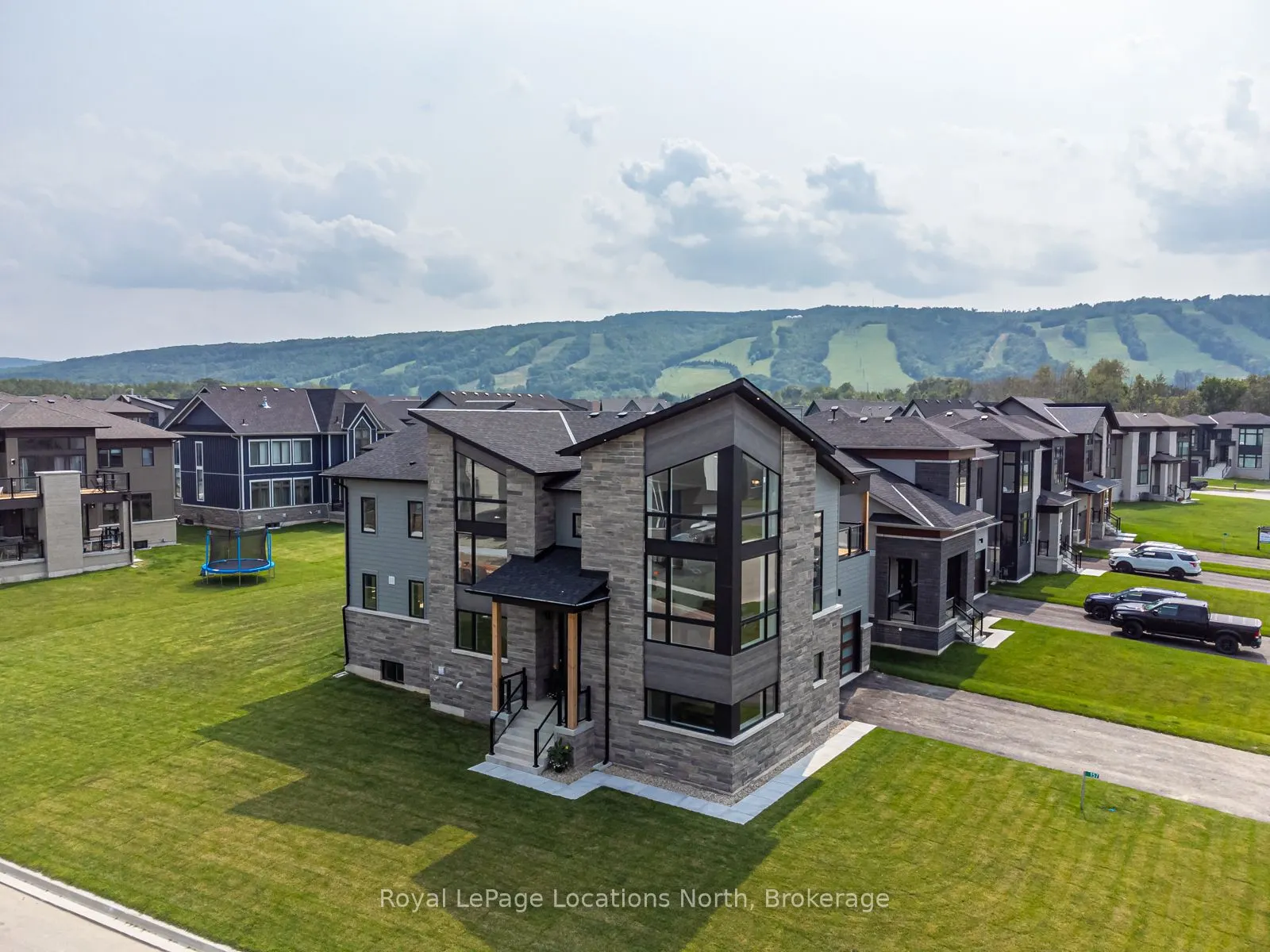 157 SPRINGSIDE Crescent