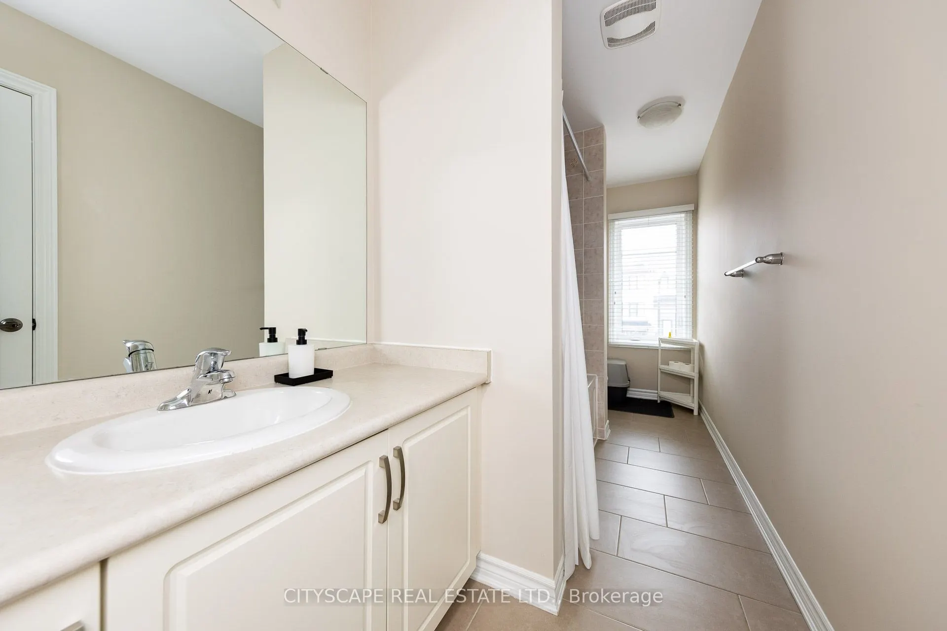 121 Crafter Crescent
