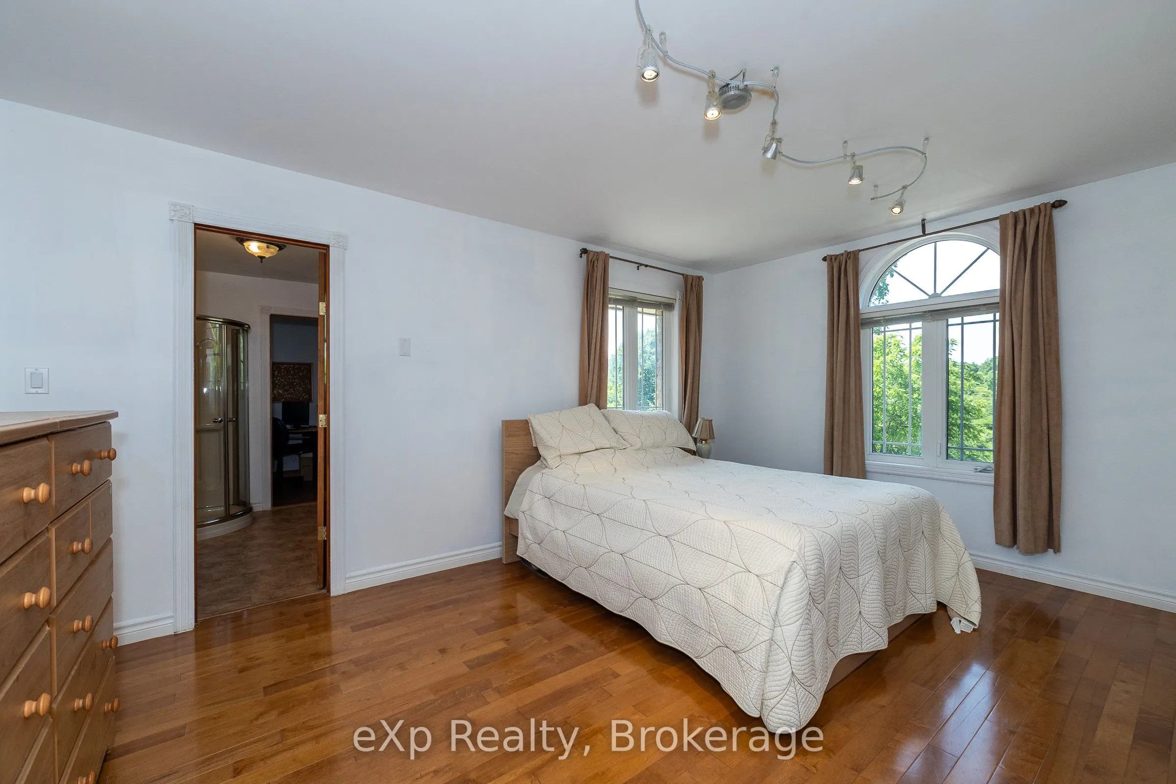 910 26th Street E