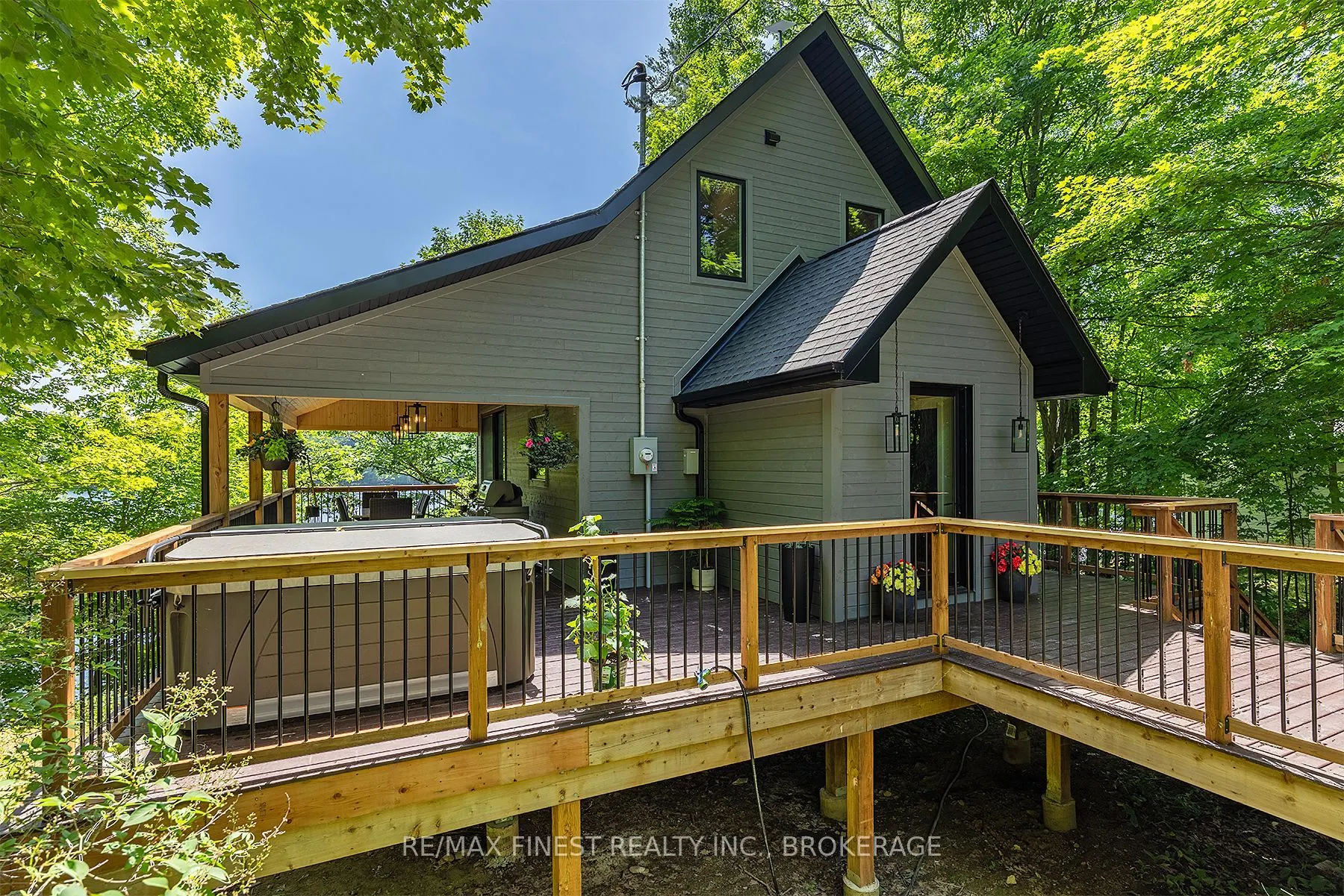 1005 MacDonald Lane